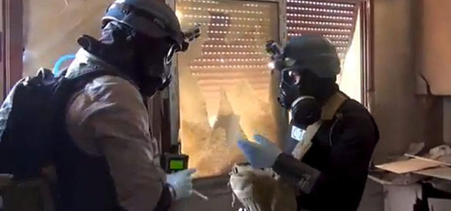 un inspector de armas de la ONU recogiendo muestras en Siria. | EFE