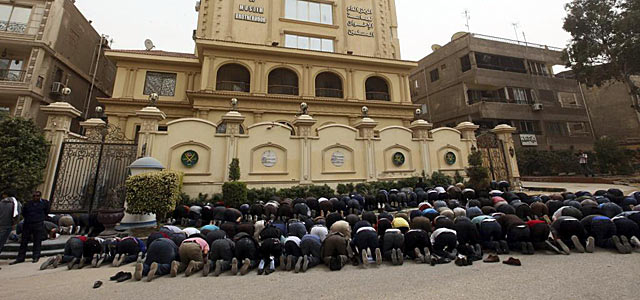 Simpatizantes de la Hermandad rezan ayer frente a la sede de El Cairo. | Efe