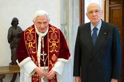Benedicto XV junto a Giorgio Napolitano.| Afp