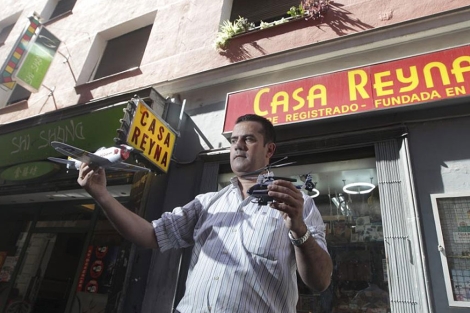 Miguel Reyna, wen la tienda que regenta con su hermana en Concepcin Arenal. | Toledo