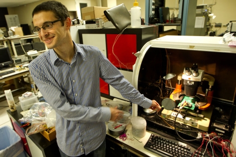 Max Shulaker sostiene una oblea (una fina plancha de material semiconductor) de nanotubos de carbono.| Junto a l, un ordenador bsico fabricado con nanotubos. | Norbert von der Groeben