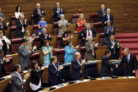Los diputados del PP aplauden a Alberto Fabra tras su intervención. | Efe