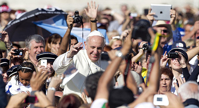 El Papa Francisco, este miércoles en la Plaza de San Pedro en el Vaticano. | Claudio Peri / Efe