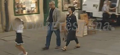 Asunta pasea junto a sus padres por las calles de Santiago hace aos.