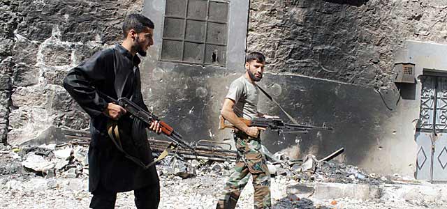 Rebeldes sirios se enfrentan a las tropas del régimen al este de Alepo. | Efe