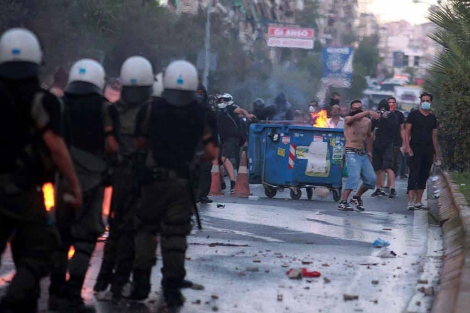 Manifestantes antifascistas chocan con la policía la semana pasada en Atenas. | Efe