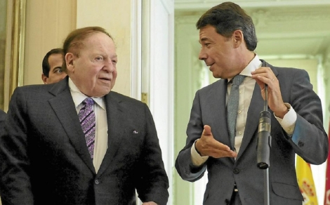 Sheldon Adelson con el presidente de Madrid, Ignacio Gonzlez, en octubre de 2012./ B. Daz