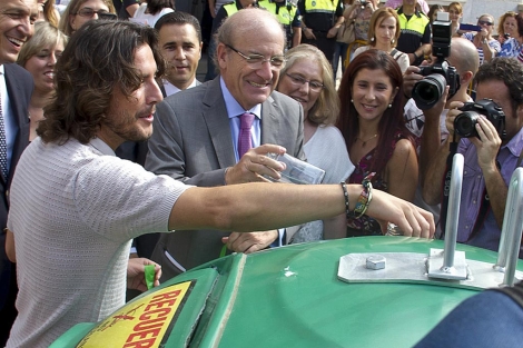 El alcalde de Huelva junto a Manuel Carrasco en un acto de reciclaje. | Julin Prez