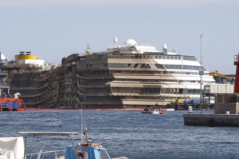 El crucero Costa Concordia recin enderezado junto a la costa italiana. | Reuters