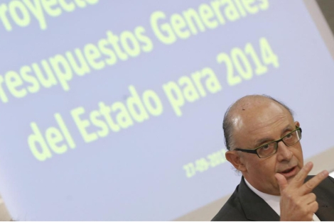 El ministro de Hacienda, Cristobal Montoro, durante la rueda de prensa. | EFE