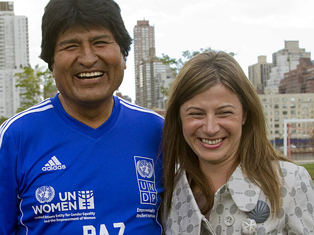 El presidente de Bolivia, Evo Morales, posa en Nueva York con la ex ministra Bibiana Ado. | Miguel Rajmil / Efe