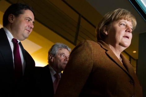Merkel junto al lder del SPD, Sigmar Gabriel. | Reuters