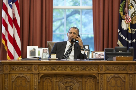 Obama, durante su conversación telefónica. | Pete Souza/Casa Blanca