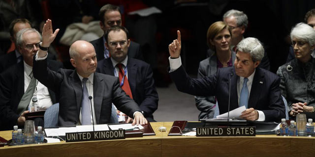 William Hague (i) y John Kerry (d), durante la votación de la resolución para el desarme químico de Siria.