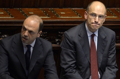 El viceprimer ministro, Angelino Alfano, (i) y el primer ministro, Enrico Letta (d).| Afp