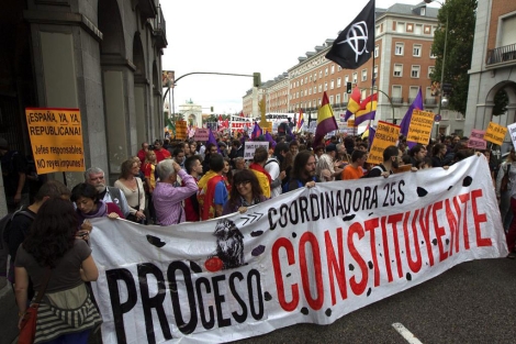 Participantes de la marcha contra la monarqua en Madrid. | Alberto Cullar
