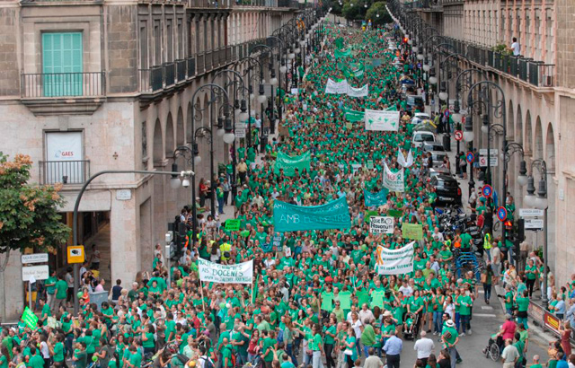 Miles de personas se manifiestan en Baleares contra el TIL | Baleares ...