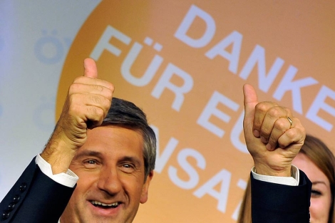 El líder de ÖVP, Michael Spindelegger, celebra los pronósticos de los resultados electorales. | Afp