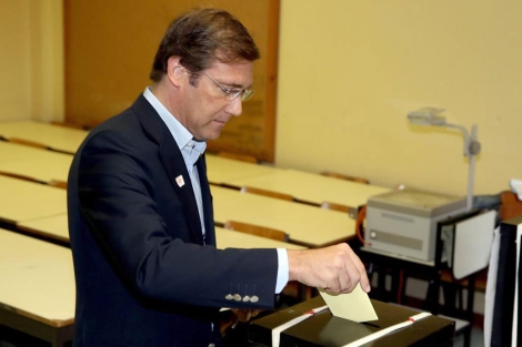 Passos Coelho vota en un colegio de Massama, en Lisboa. | Efe