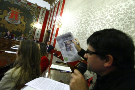 Pavón muestra una de las fotos de Castedo y Ortiz publicadas por EL MUNDO. | M.L.