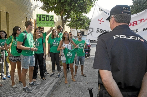 Profesores de la bolsa de interinos, protestando en el inicio del curso en Crdoba. | M. Cubero