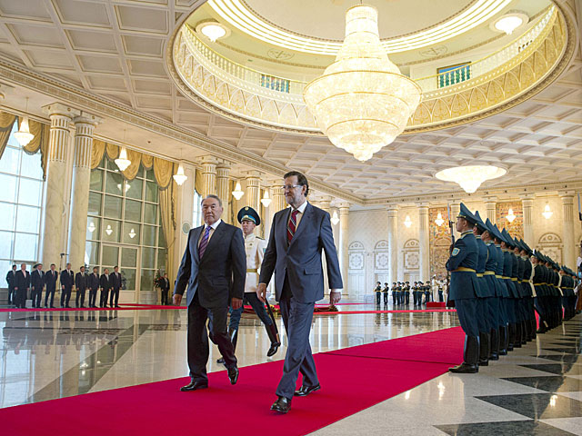 Rajoy y el presidente kazajo, Nursultan Nazarbayev, en el palacio de la Independencia. | Diego Crespo / Efe