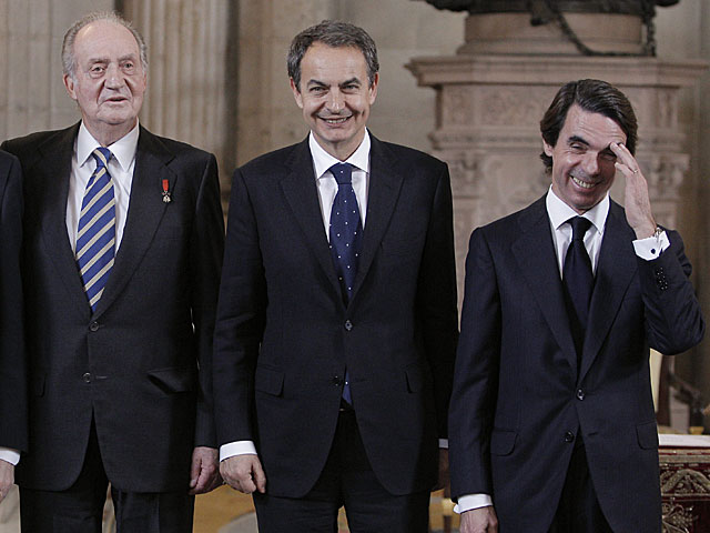 Los expresidentes del Gobierno Rodrguez Zapatero y Aznar junto al Rey. | Juanjo Martn / Efe