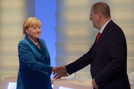 Merkel saluda a Steinbrueck, candidato del SPD, durante un debate electoral. | Afp