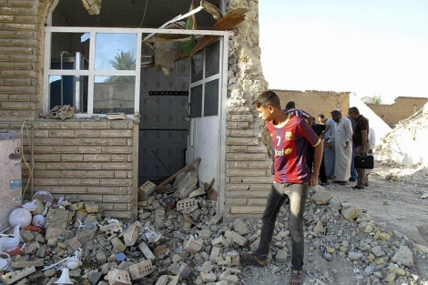 Un joven inspecciona una mezquita destruida por un atentado en Bagdad. | Reuters
