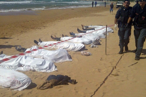 Varios policas custodian los cadveres de 13 inmigrantes en Ragusa. | Efe