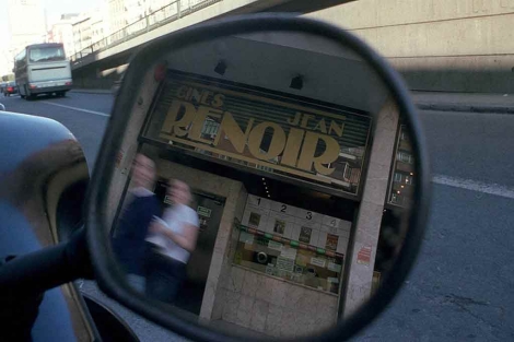 La fachada de los Renoir de Cuatro Caminos, reflejadas en un retrovisor. | Pedro Carrero