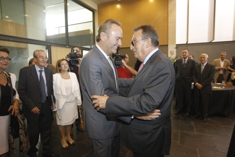 El abrazo entre Alberto Fabra y Carlos Fabra, este lunes, en la Cámara de Comercio de Castellón. | E. Torres