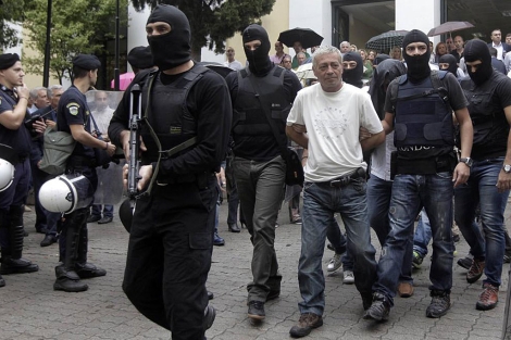 Miembros de Amanecer Dorado son escoltados a su juicio en Atenas. | Reuters