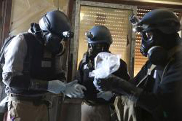 Inspectores de la ONU con cmaras antigs recogiendo muestras en Siria . | Reuters