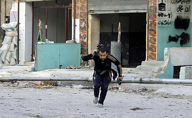Un combatiente del ESL, en Alepo.| Reuters