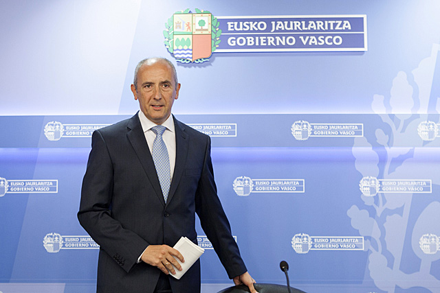 El portavoz del Ejecutivo vasco, Josu Erkoreka, durante su comparecencia en Vitoria.