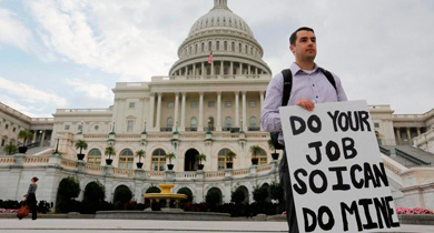 Un trabajador protesta frente al Capitolio. | Reuters MS IMGENES