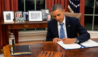 Obama firma el documento para el pago del Ejrcito. | Efe