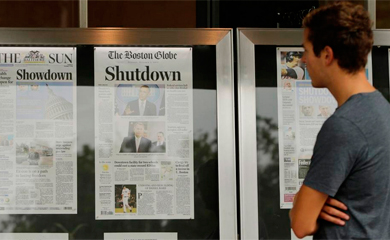 Un transente lee las portadas con la noticia. | Reuters MS IMGENES