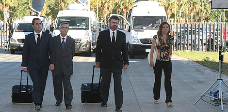 El ex senador Miguel Prim con sus abogados. | E. Torres