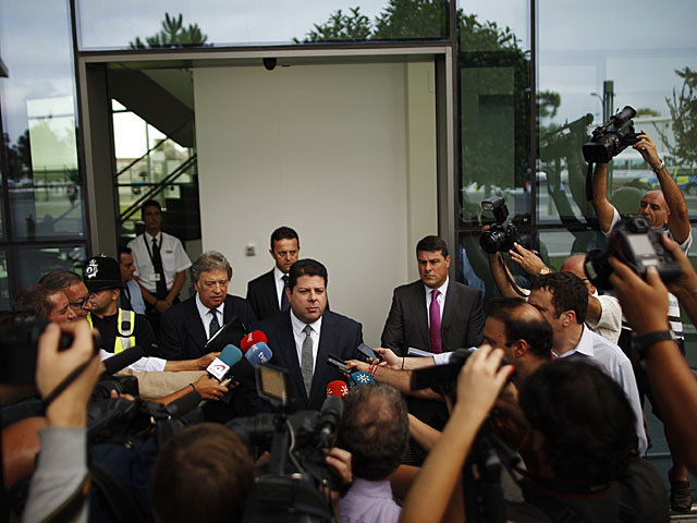 El ministro principal de Gibraltar, Fabian Picardo, rodeado de periodistas el pasado 25 de septiembre. | Jon Nazca / Reuters