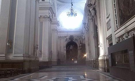 Interior de la basílica tras la explosión. | Eusebio Galatanu / Efe