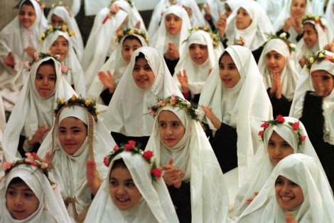 Un grupo de niñas en un colegio de Teherán. | Afp