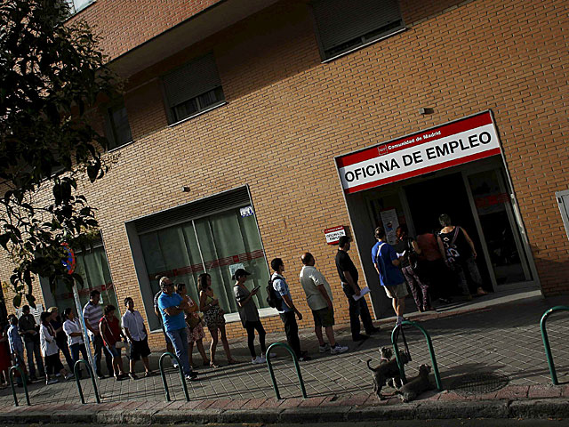 Una cola de personas a la entrada de una oficina de empleo en Madrid. | Efe