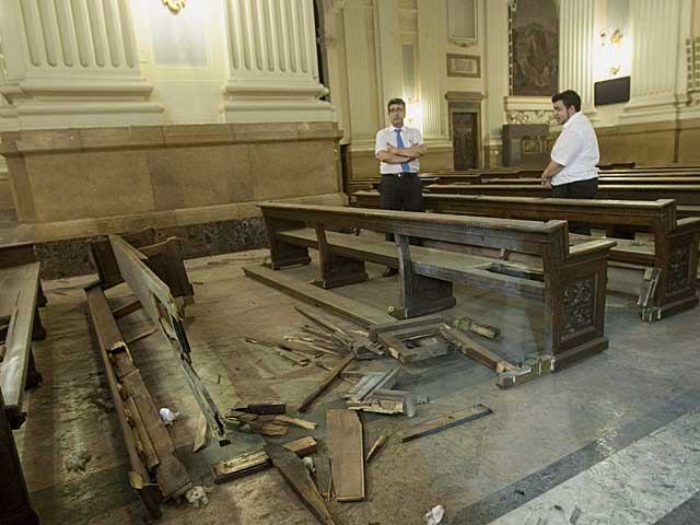 Desperfectos causados por el artefacto en la Basílica del Pilar de Zaragoza. | Foto: Efe / Toni Galán.
