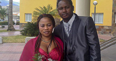 Lilian Olu, junto a su esposo, Udi, el da de su boda en Vecindario. | EL MUNDO