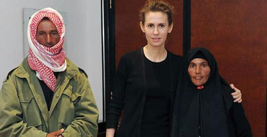 La primera dama siria posa con vctimas en Damasco. | Afp