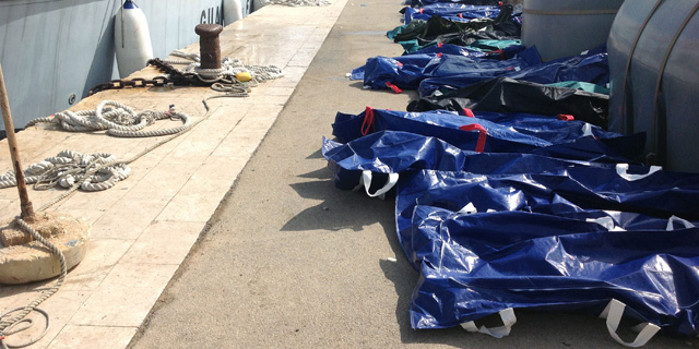 Cadveres de los inmigrantes fallecidos en el naufragio cubiertos en Lampedusa. | Afp