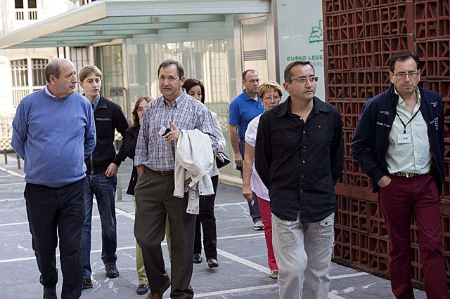 El alcalde de Trevio, Ignacio Portilla (2i), junto con otros representantes de la zona entran en el Parlamento. | Efe