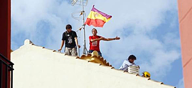 Activistas de la corrala se han subido al tejado del bloque. | Antonio Pastor
